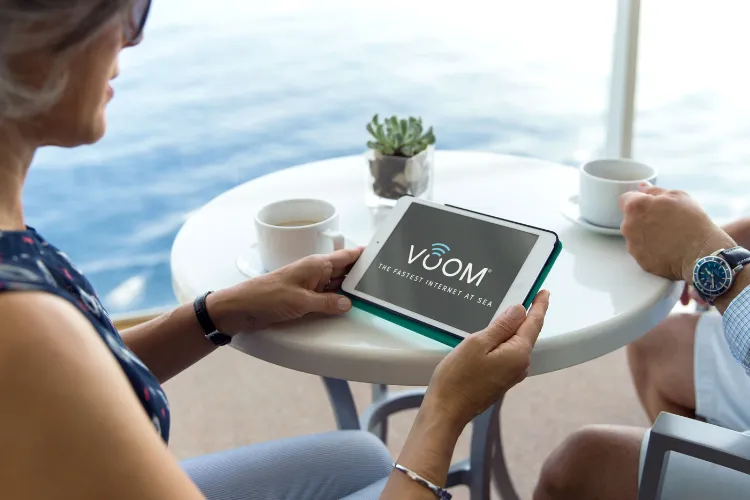 Frau schaut auf Tablet mit Voom Logo